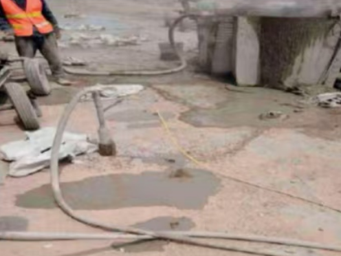 阿勒泰水泥混凝土路面板底注浆技术 路面脱空注浆整治方案