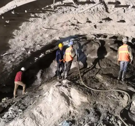 阿勒泰拱顶带模注浆料的施工流程及注意事项